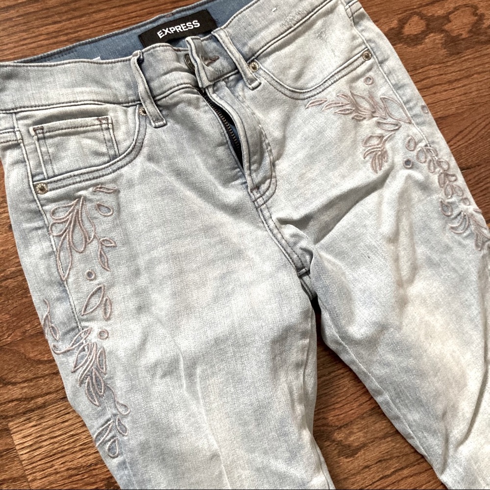 Embroidered light wash stretch crop skinny jeans